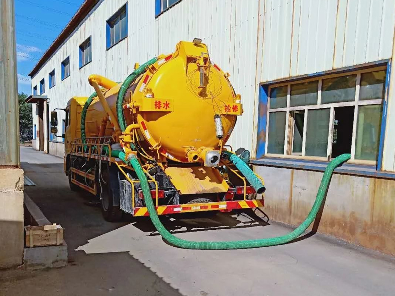 南炼新村厂区化粪池清理