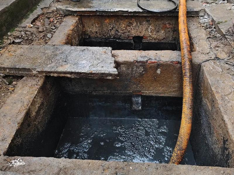 南炼新村清理化粪池