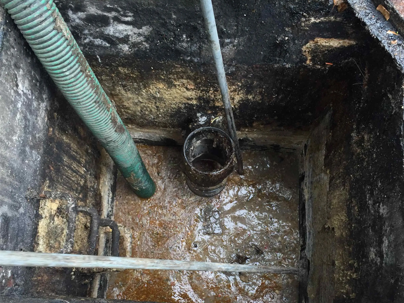 南炼新村隔油池清理